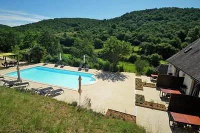 Piscine de l'établissement Gîte Duras ou située à proximité