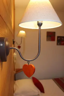 Un ou plusieurs lits dans un hébergement de l'établissement Hôtel Les Charmilles