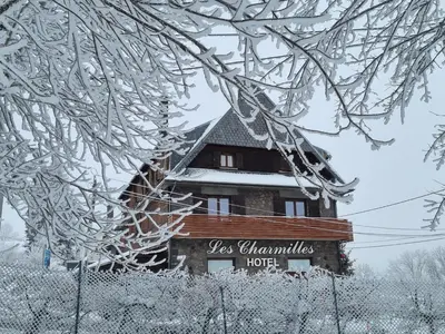 L'établissement Hôtel Les Charmilles en hiver