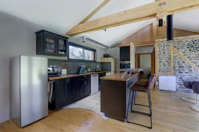 Cuisine ou kitchenette dans l'établissement La Dormeuse du Val