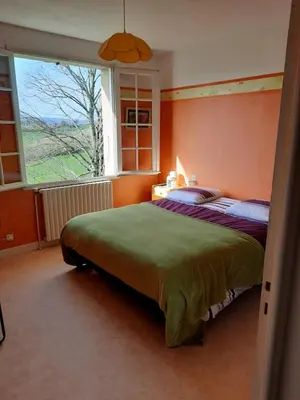 Un ou plusieurs lits dans un hébergement de l'établissement Les coteaux de Planèze, maison et jardin dans le Lot! Chambres chez l'habitant!