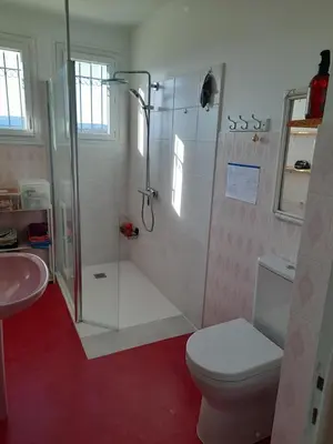 Salle de bains dans l'établissement Les coteaux de Planèze, maison et jardin dans le Lot! Chambres chez l'habitant!