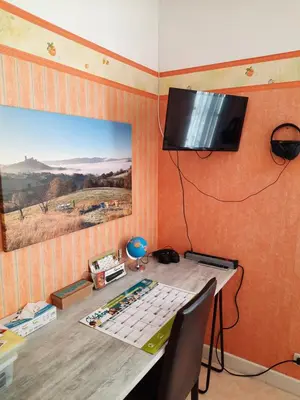 Télévision ou salle de divertissement dans l'établissement Les coteaux de Planèze, maison et jardin dans le Lot! Chambres chez l'habitant!