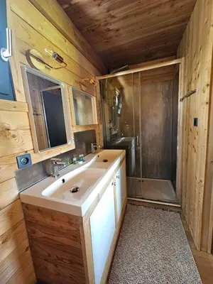 Salle de bains dans l'établissement LOGIS LAS CROZAS La Cocotte