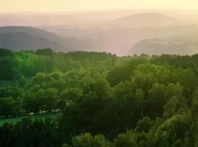 Paysage naturel près de la tente de luxe