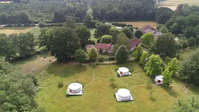Paysage naturel près de la tente de luxe