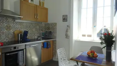 Cuisine ou kitchenette dans l'établissement Le Compostelle Chic, Charme, Confort, Cocooning 80 m²