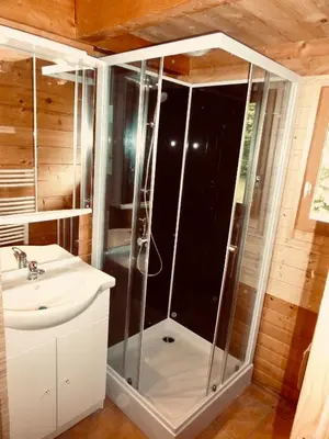 Salle de bains dans l'établissement Chalets de l Empereur
