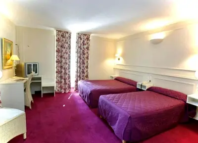 Télévision ou salle de divertissement dans l'établissement Le Grand Hôtel