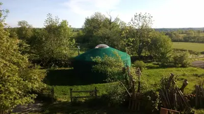 Paysage naturel près de la tente de luxe