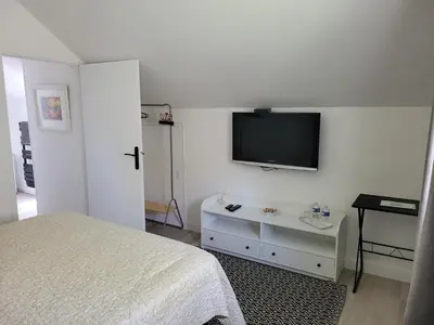 Télévision ou salle de divertissement dans l'établissement La maison d'Hera