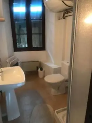 Salle de bains dans l'établissement Le trou dans le mur