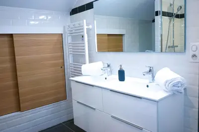Salle de bains dans l'établissement L'Eden Urbain - 2 Chambres