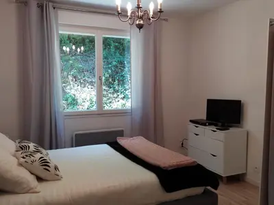 Télévision ou salle de divertissement dans l'établissement Ma villa au bord de l'eau