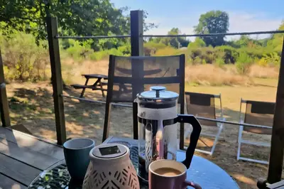 Balcon ou terrasse dans l'établissement Le Ranch Camping et Glamping