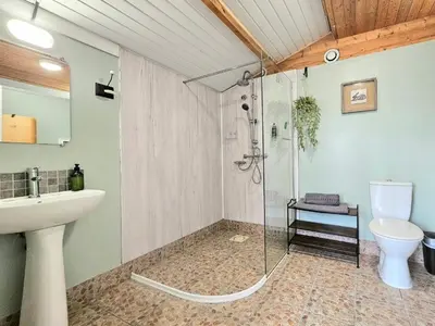 Salle de bains dans l'établissement Le Ranch Camping et Glamping