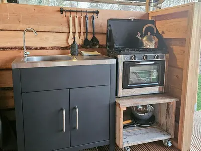 Cuisine ou kitchenette dans l'établissement Le Ranch Camping et Glamping