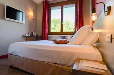 Un ou plusieurs lits dans un hébergement de l'établissement Le Relais de Vellinus - Contact Hôtels