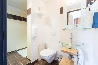 Salle de bains dans l'établissement Le Relais de Vellinus - Contact Hôtels