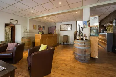Coin salon dans l'établissement Le Relais de Vellinus - Contact Hôtels