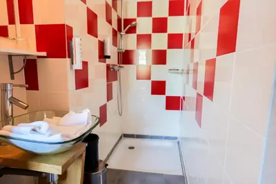 Salle de bains dans l'établissement Le Relais de Vellinus - Contact Hôtels