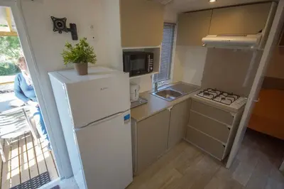 Cuisine ou kitchenette dans l'établissement Parc de vacances La Draille