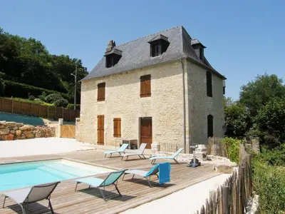 Piscine de l'établissement Lou Chastel ou située à proximité