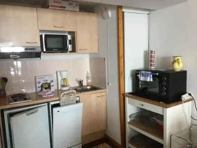 Cuisine ou kitchenette dans l'établissement Appartement 4 personnes avec piscine, wifi, garage