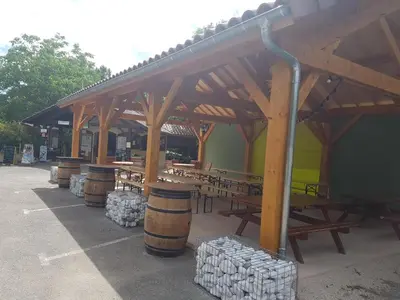 Restaurant ou autre lieu de restauration dans l'établissement Camping la Plage Lot Vallée de la Dordogne Rocamadour