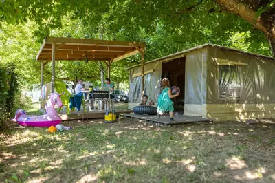 Jardin de l'établissement Camping la Plage Lot Vallée de la Dordogne Rocamadour