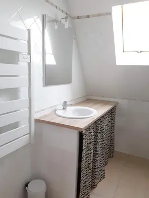 Salle de bains dans l'établissement Le Bolet