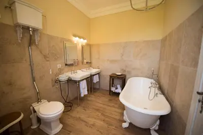 Salle de bains dans l'établissement Château de Valette