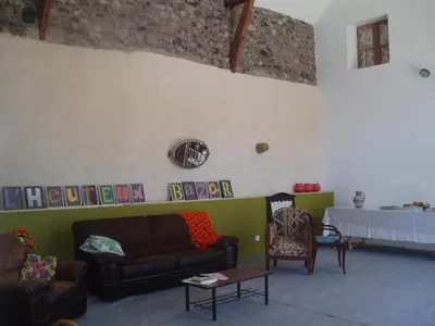 Coin salon dans l'établissement l'heureux bazar