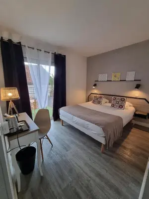 Un ou plusieurs lits dans un hébergement de l'établissement Amadour Hôtel