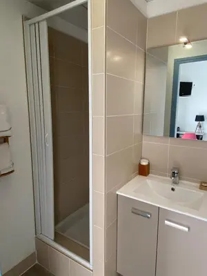 Salle de bains dans l'établissement Amadour Hôtel