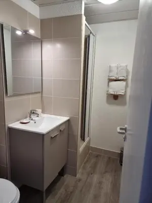 Salle de bains dans l'établissement Amadour Hôtel