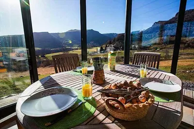 Vue générale sur la montagne ou vue sur la montagne depuis la maison de vacances