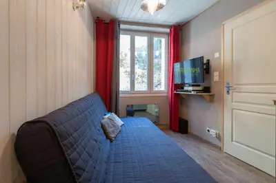 Télévision ou salle de divertissement dans l'établissement Le Petit Lutess