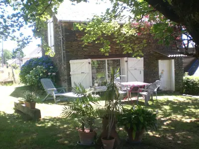 Jardin de l'établissement Gîte des Cantines