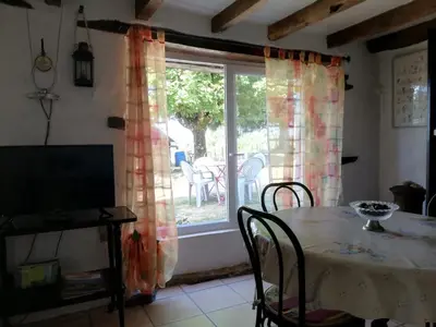 Télévision ou salle de divertissement dans l'établissement Gîte des Cantines
