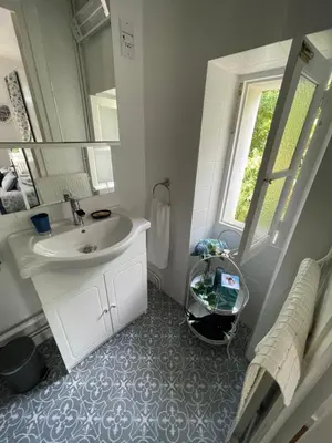 Salle de bains dans l'établissement Vue du Château d'Excideuil en chambres