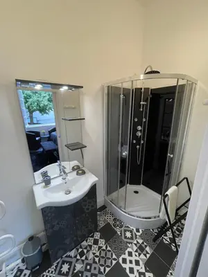 Salle de bains dans l'établissement Vue du Château d'Excideuil en chambres