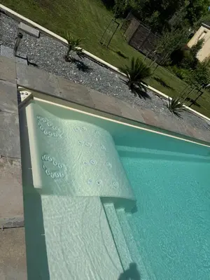 Piscine de l'établissement Vue du Château d'Excideuil en chambres ou située à proximité