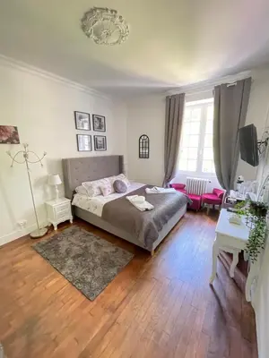 Un ou plusieurs lits dans un hébergement de l'établissement Vue du Château d'Excideuil en chambres