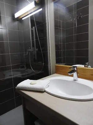 Salle de bains dans l'établissement Le Lioran Studio les Myrtilles à 200m des pistes
