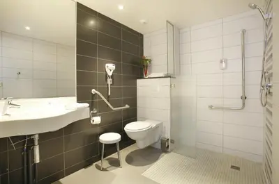 Salle de bains dans l'établissement Kyriad Direct Limoges Nord