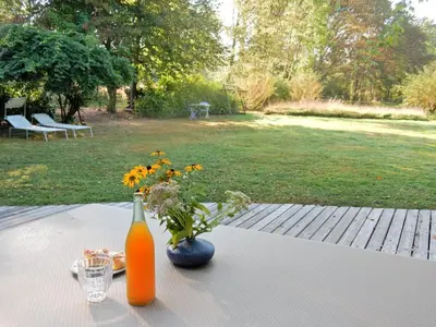 Jardin de l'établissement Holiday Home in Auvergne with Roofed Garden and Terrace