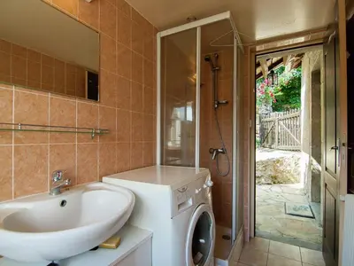Salle de bains dans l'établissement Lakeside Cottage Roziers Retreat