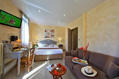 Un ou plusieurs lits dans un hébergement de l'établissement Logis Hôtel Restaurant Le Lascaux