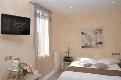 Un ou plusieurs lits dans un hébergement de l'établissement Logis Hôtel Restaurant Le Lascaux
